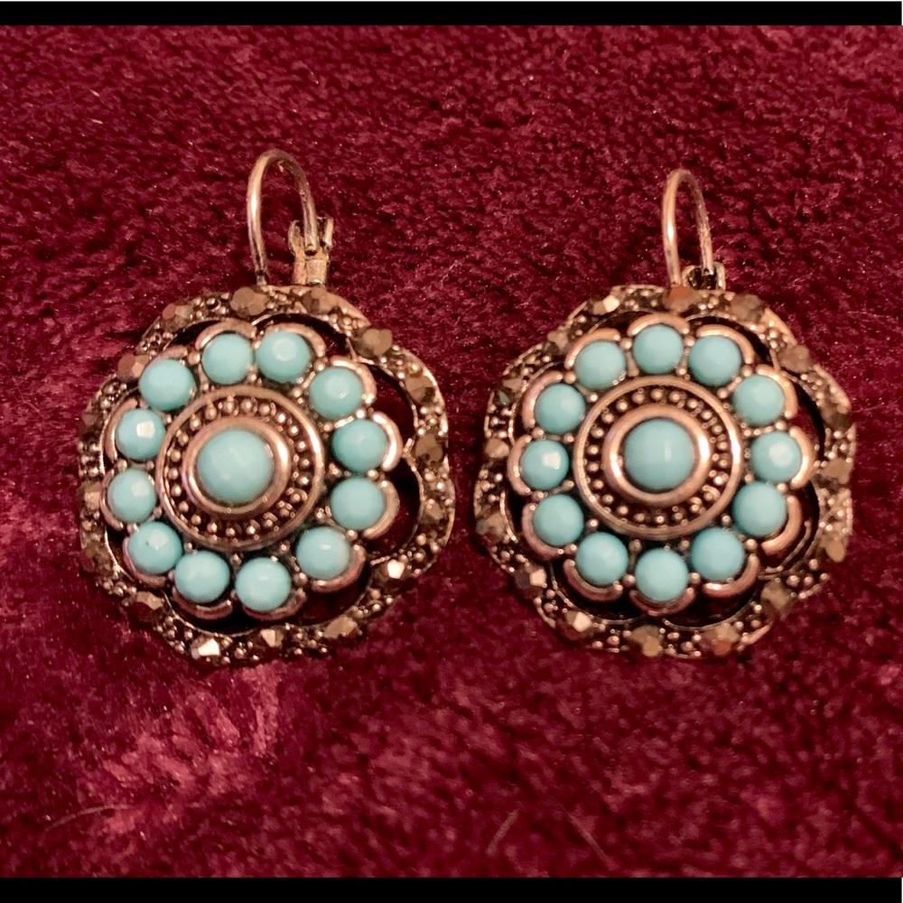 Like vintage looking silver color drop earrings.